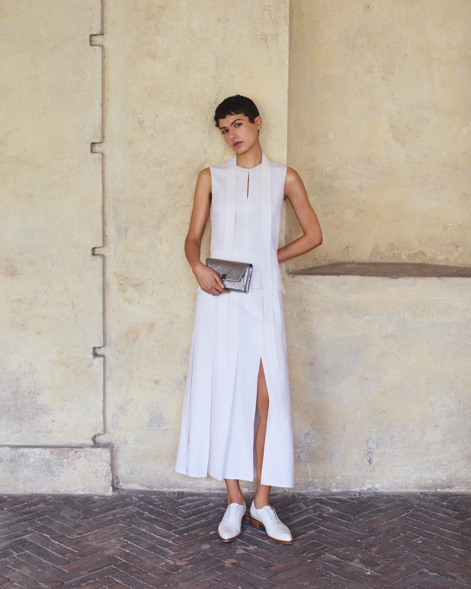 Sleeveless Tie Neck Blouse in Linen Blend - Image 2