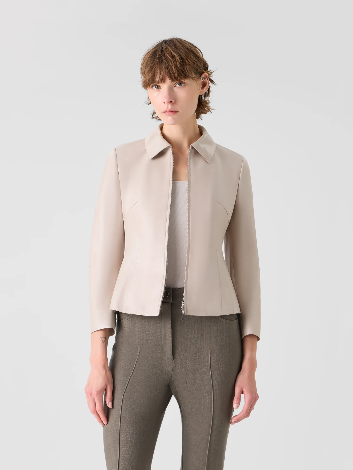 Hecate Short Fitted Leather Jacket - Image 2